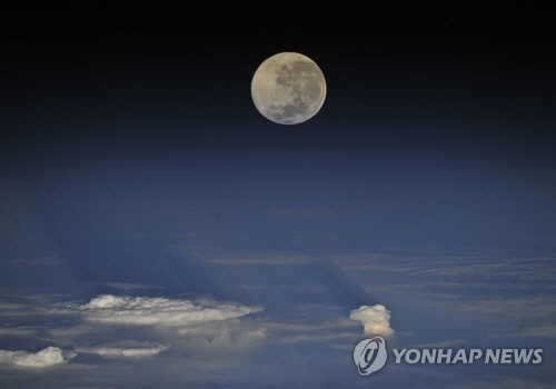 국제우주정거장에서 찍은 달 사진. 연합뉴스